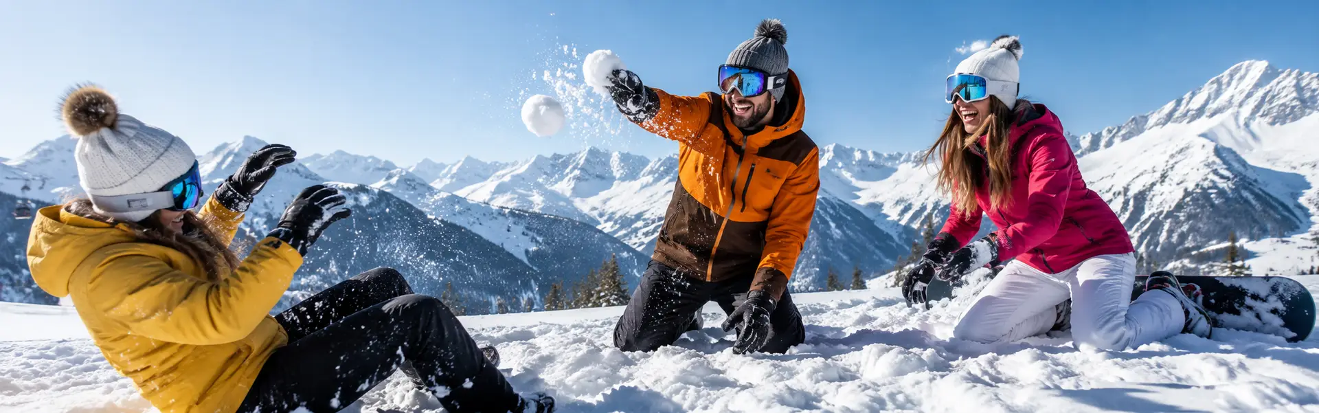 Amigos a divertir-se na neve, brincadeira com bolas de neve